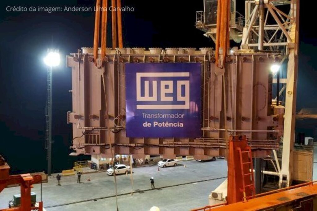 Transformador gigante é embarcado no Porto de Imbituba