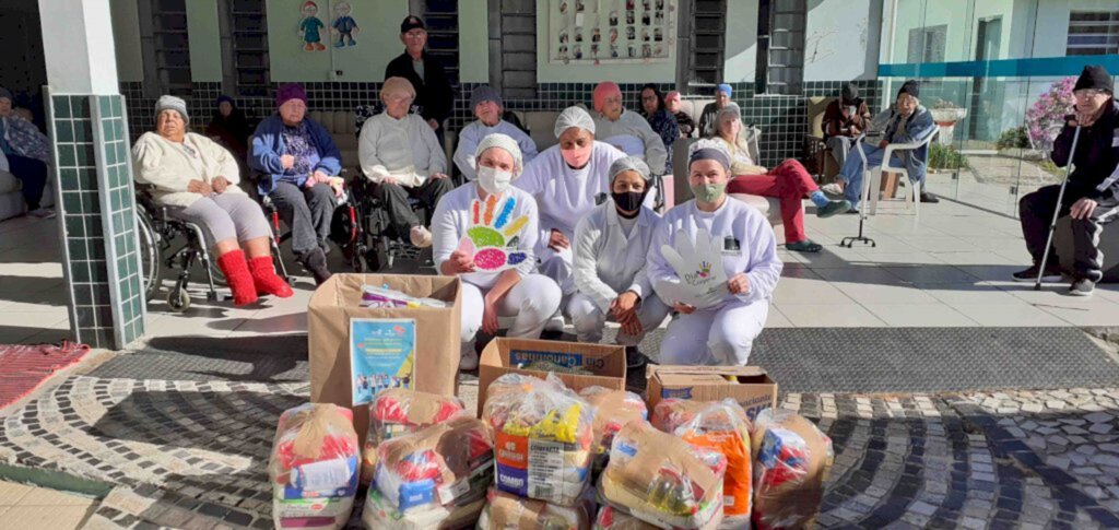 Com voluntários, Sicoob Credisulca doa 391 Kg de alimento pelo Dia C