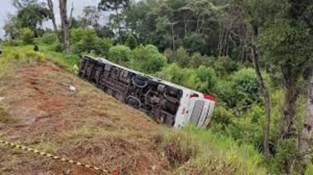 Acidente com ônibus deixa 7 mortos no Paraná