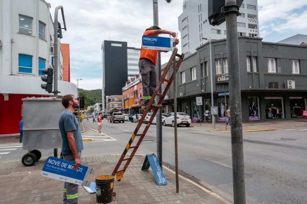 Prefeitura instala novas placas com nomes de ruas em Joinville