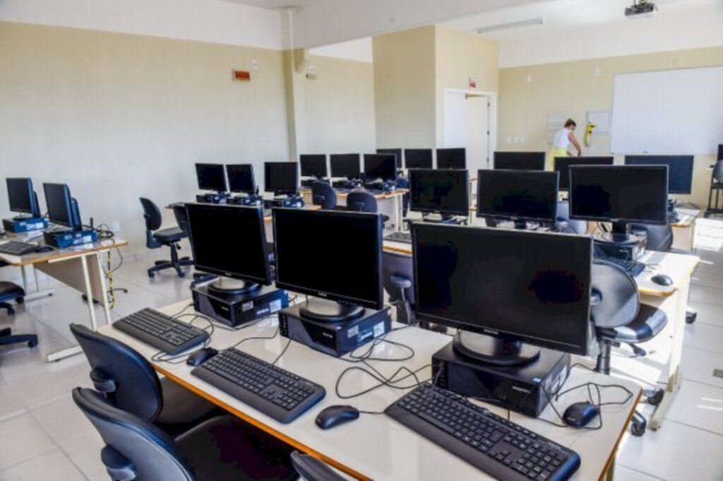 Escolas começam a receber 6.454 novos computadores com investimento de R$ 28,2 milhões