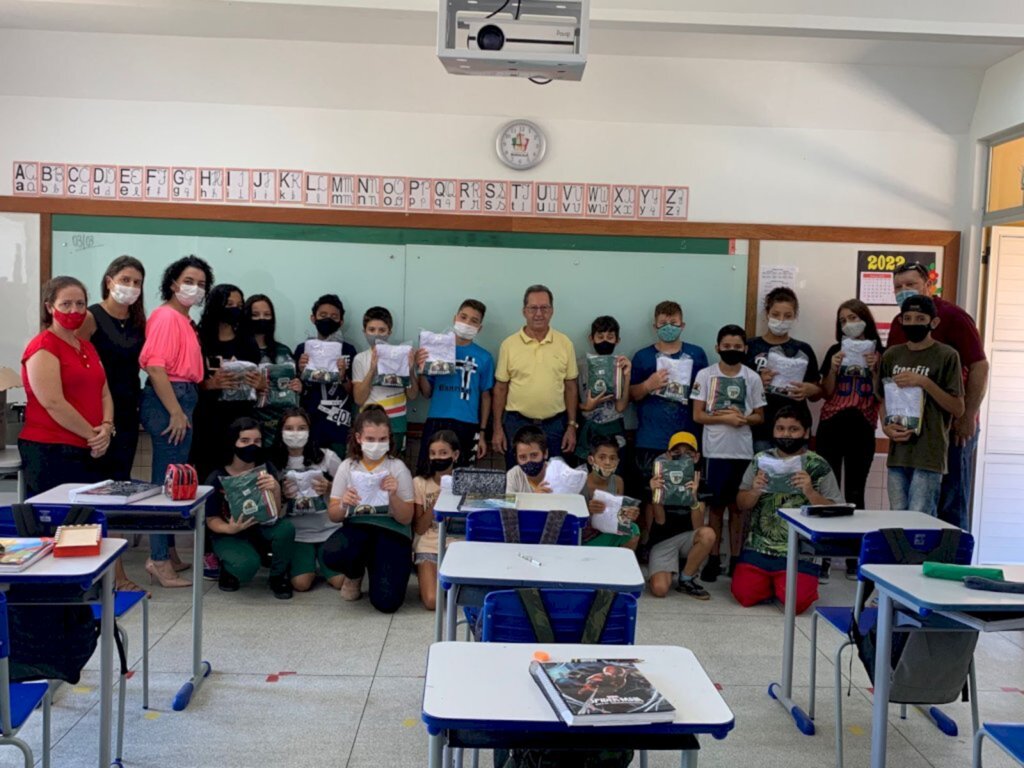 Prefeitura de Maracajá entrega uniformes e kits escolares para 1500 estudantes da rede