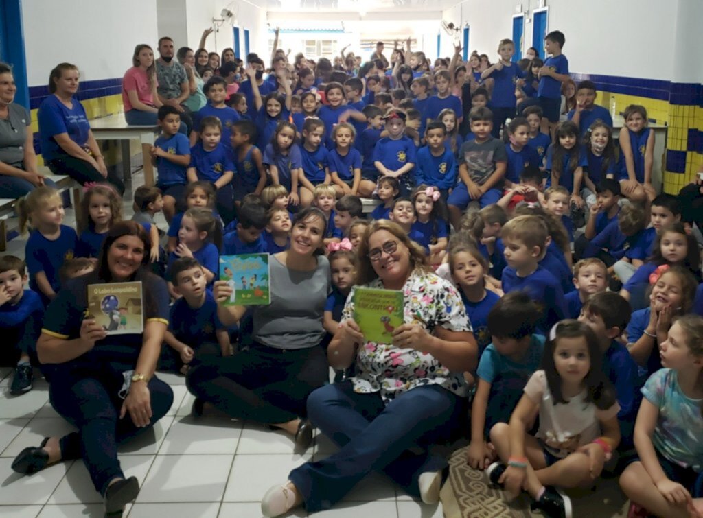 Escritora de livros infantis visita escolas municipais de Jacinto
