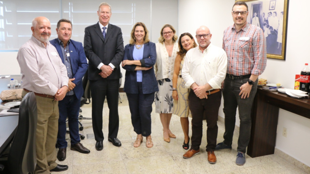  - O encontro reuniu: Miguel Ângelo Gobbi, presidente de honra da Adjori/SC e da Adjori Brasil, José Roberto Deschamps, presidente da Adjori/SC e da Adjori Brasil, Presidente do TCE/SC, eleito, Herneus De Nadal, Déborha Almada, presidente da ACI, Juliana e Raquel, assessoras da presidência, o assessor de Comunicação Social, Rafael Martini e o diretor de Conteúdo da Acaert, Luis Gustavo Fusinato.