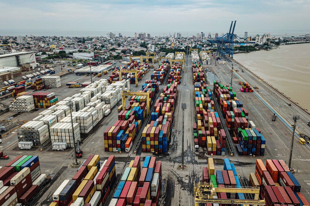 Governo do Estado entrega licença ambiental que vai permitir a entrada de navios maiores no Porto de Navegantes