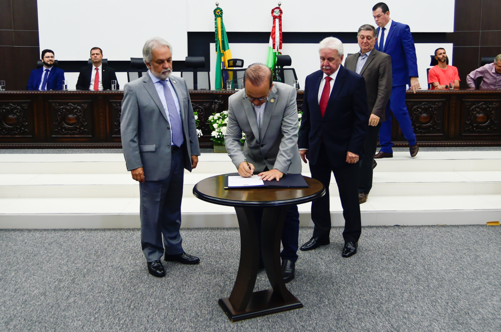 Poderes Executivo, Legislativo e Judiciário se unem para viabilizar a revitalização da Praça Tancredo Neves em Florianópolis