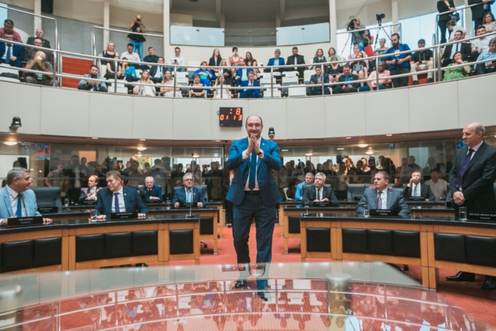 FOTO: Bruno Collaço / AGÊNCIA AL - Deputado Mauro de Nadal agradece o apoio dos deputados