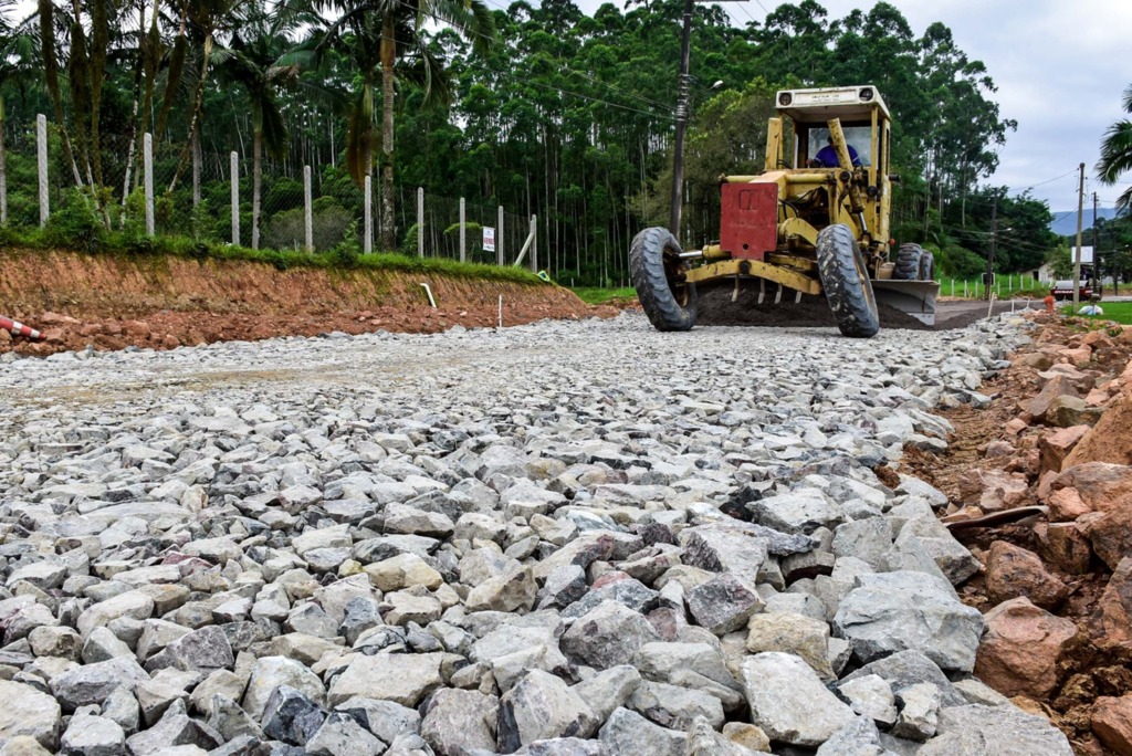 Máquinas seguem a todo vapor nas obras de pavimentação da Rua Indaial, no bairro Ilse.