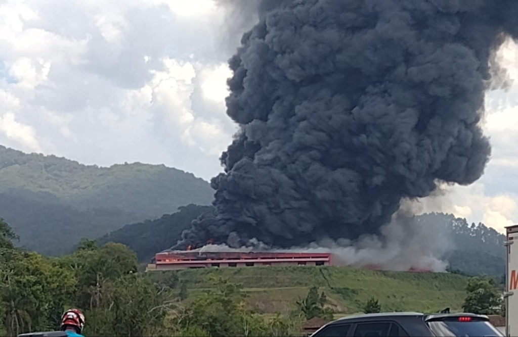 incêndio em galpão da empresa Fischer
