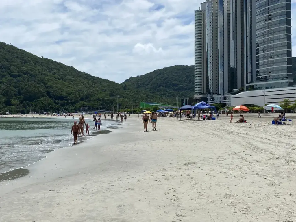  - Banhistas na Barra Sul da Praia Central de Balneário Camboriú na manhã desta quinta-feira — Foto: Felipe Salles/NSC TV