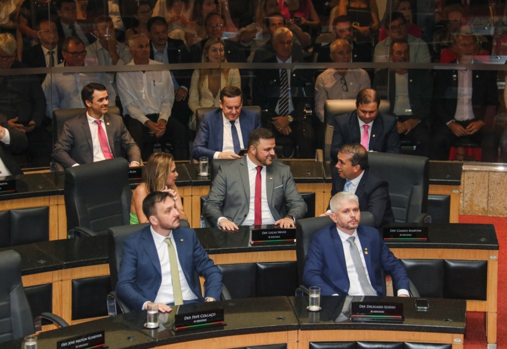 Lucas Neves toma posse em seu primeiro mandato como deputado