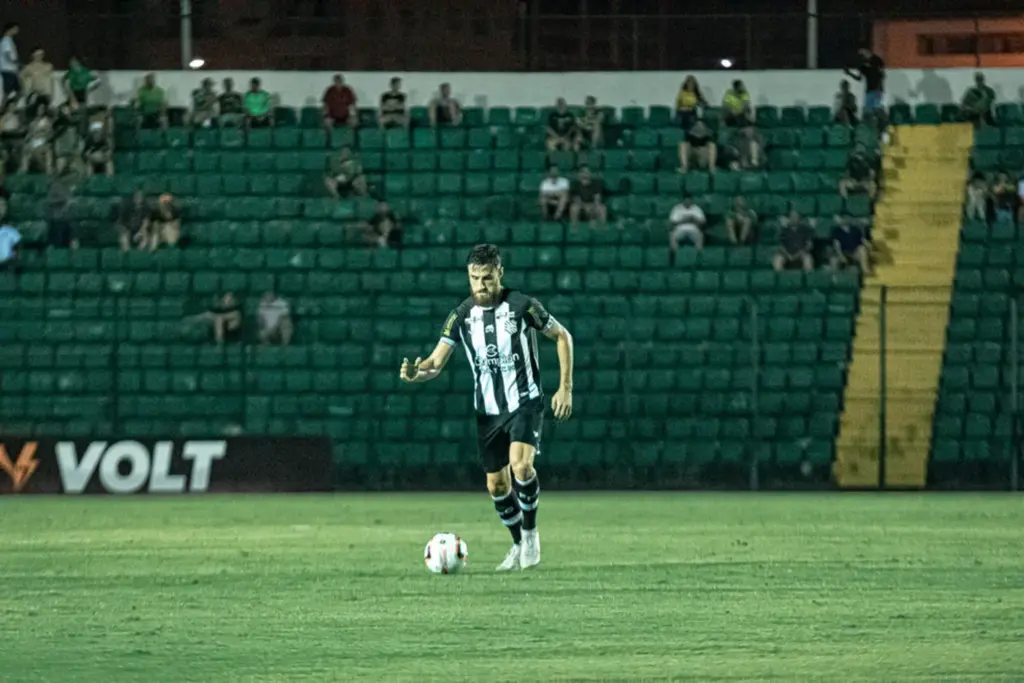  - Otávio Gut em ação na partida do Figueirense contra a Chape — Foto: Patrick Floriani/FFC