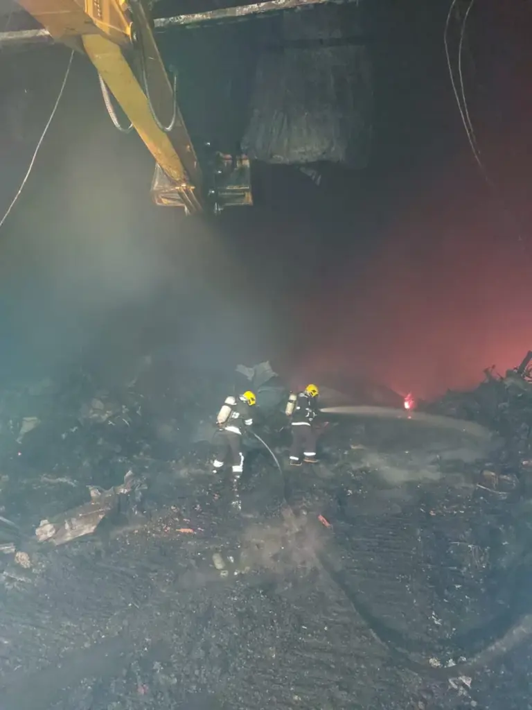  - Dois bombeiros e máquina durante combate a incêndio em galpão em Brusque, com muita fumaça — Foto: CBMSC/Divulgação