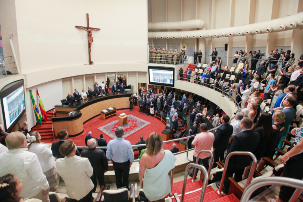 Casa cheia na posse da 20ª Legislatura na Assembleia Legislativa