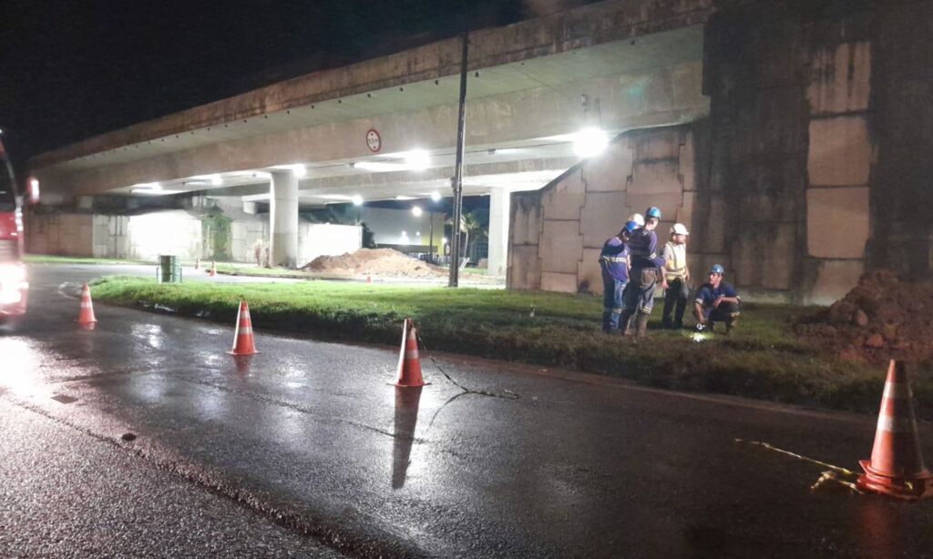 Águas de Joinville realiza manutenção emergencial em rompimento de rede em Pirabeiraba