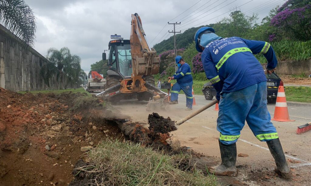 Águas de Joinville dá continuidade ao reparo na rede de água em Pirabeiraba