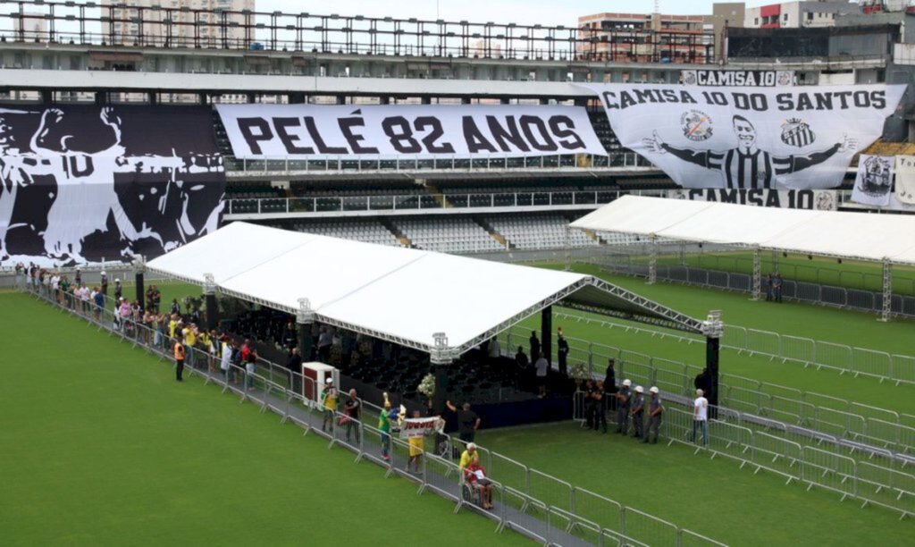 Corpo do Rei Pelé é velado na Vila Belmiro