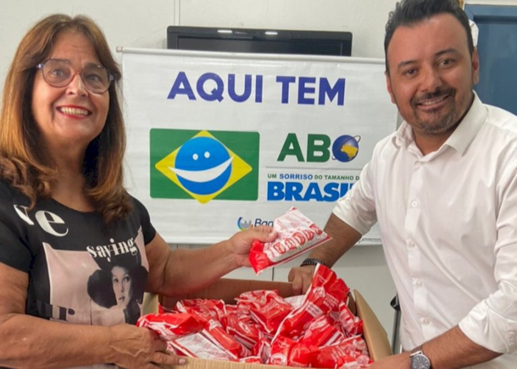 Justinne Barreto/Especial FS - Tânia Bispo entregou o material ao presidente da Câmara