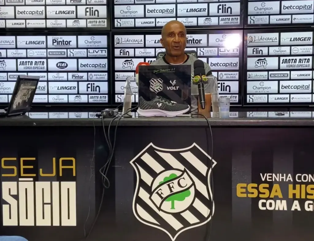  - Cristóvão Borges em coletiva antes do clássico entre Avaí e Figueirense — Foto: Ronaldo Fontana/ge