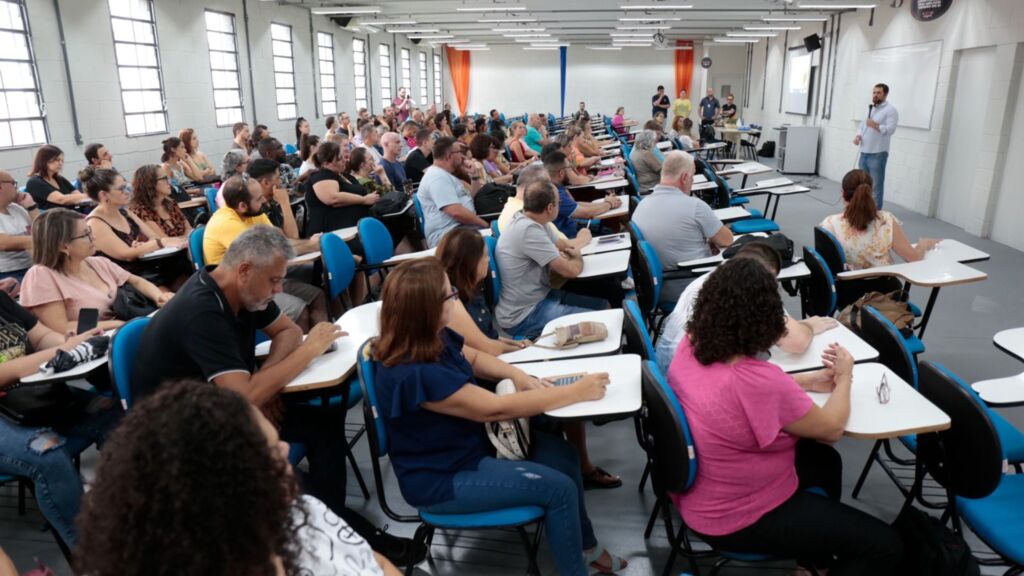 Professores de Joinville passam por formação antes da volta às aulas