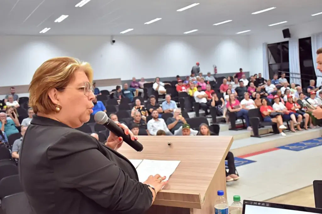  - Maria Tereza Capra durante sustentação oral na Câmara de São Miguel do Oeste na sessão que cassou mandato dela — Foto: Câmara de Vereadores de São Miguel do Oeste/Divulgação