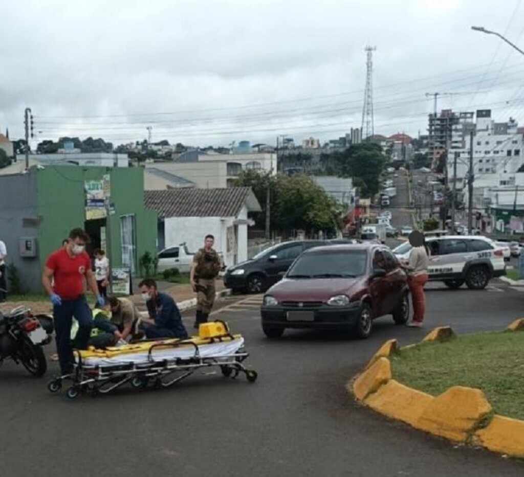 Colisão traseira deixa mulher ferida