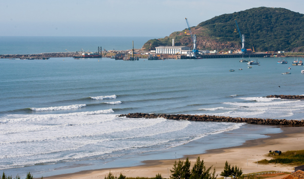  - Três pessoas saem com vida após naufragarem em pequena embarcação na Praia do Porto - Foto: Sebatian Rojas