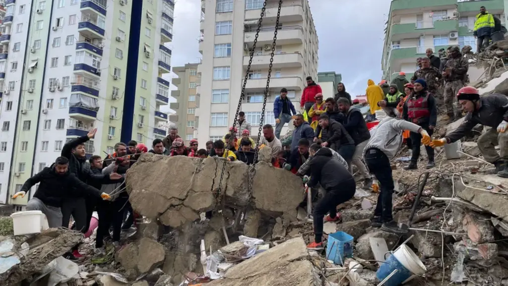  - Voluntários ajudam na busca por sobreviventes na Turquia — Foto: Getty Images