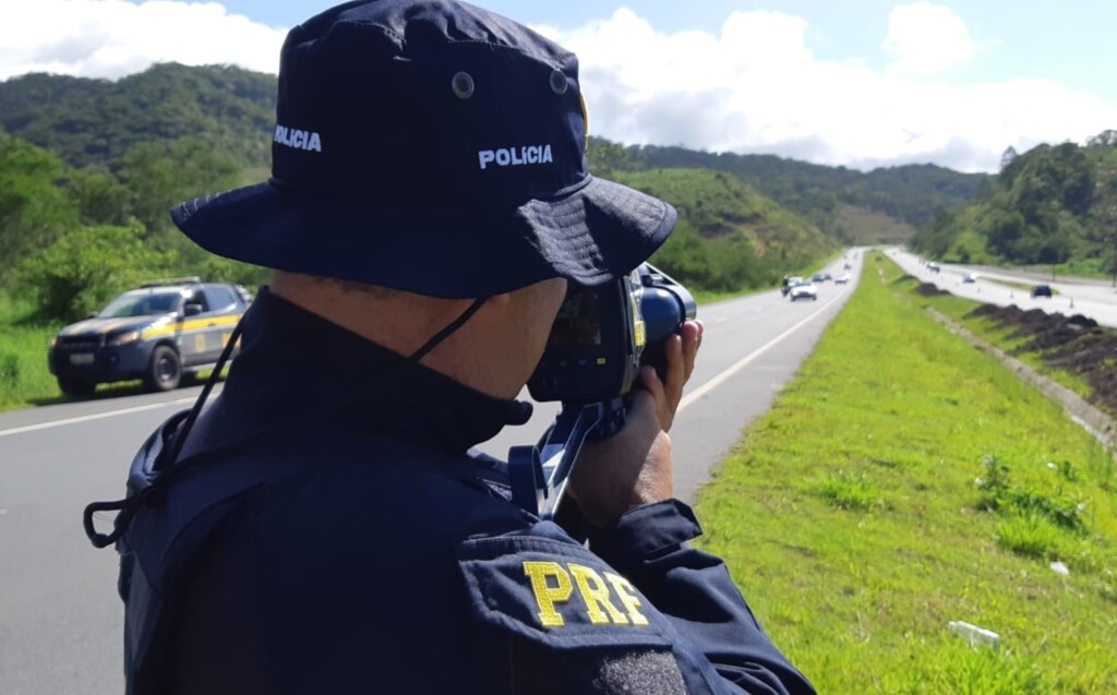 PRF flagra 77 condutores acima da velocidade máxima permitida na BR-470 em Ilhota