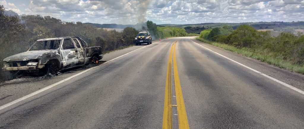 Criminosos furtam caminhonete em Bagé e após ateiam fogo