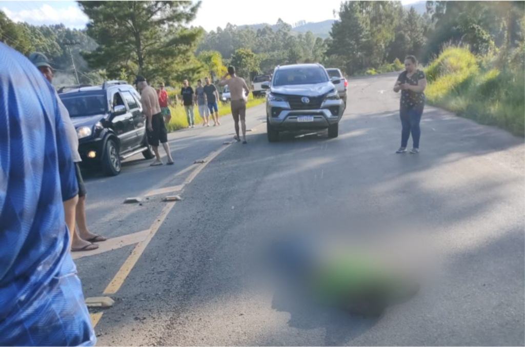 Goleiro do Figueirense posta foto de carro depredado e desafia torcedor: 'Se quer me cobrar, estou todo dia no CT'