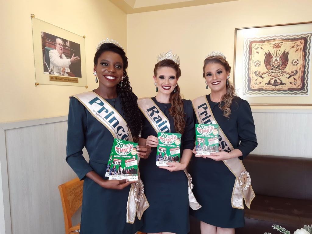 Divulgação - DP - Côrte da festa da melancia visitou a redação do Diário Popular