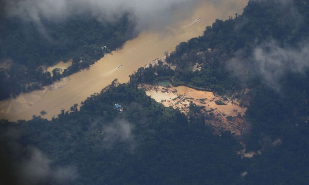 Reabre espaço aéreo em RR para saída espontânea de garimpeiros