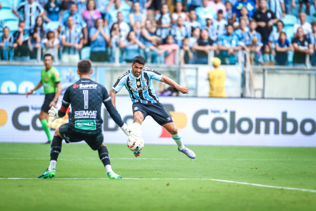 Foto: Lucas Uebel - Grêmiop - Aproveitando passe errado do zagueiro, Luisito bateu de trivela para fechar o placar