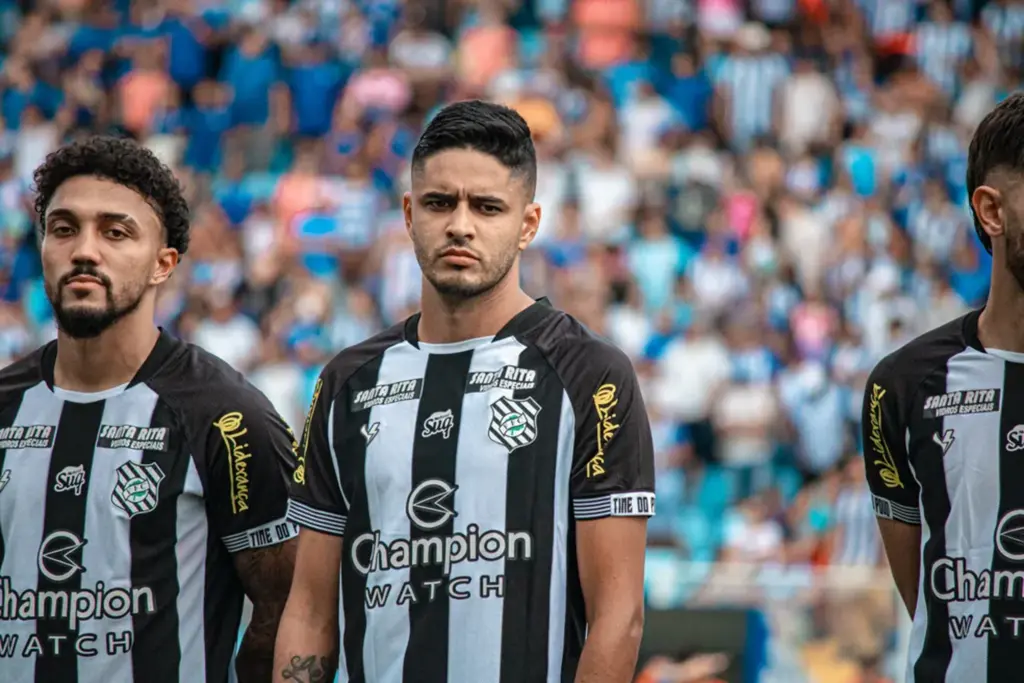  - Léo Artur foi titular contra o Avaí, mas saiu ainda no primeiro tempo — Foto: Patrick Floriani/FFC