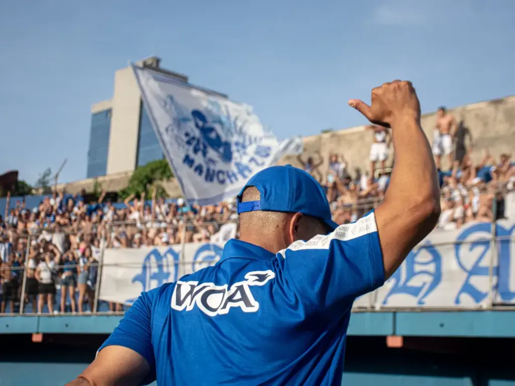  - Alex agradece apoio da torcida do Avaí após vitória sobre o Marcílio Dias em Itajaí — Foto: Leandro Boeira/Avaí FC