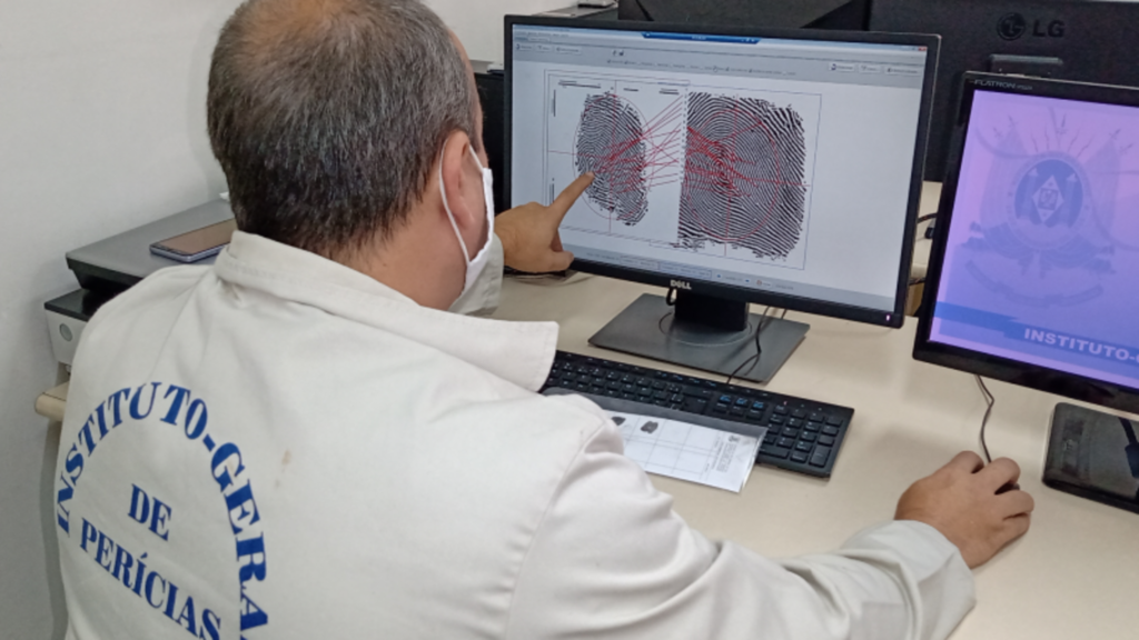 IGP Digitais - Ascom - Profissionalismo: Os papiloscopistas buscam identificar impressões digitais deixadas em várias superfícies - inclusive em veículos