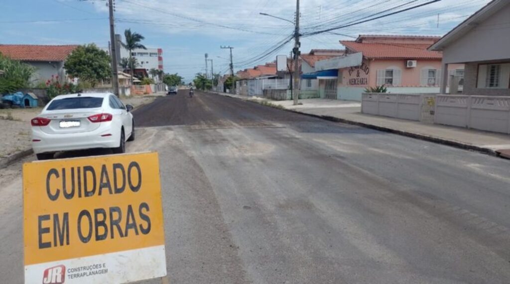 Por falta de repasses, empresa suspende obra de pavimentação da Rua dos Ferroviários, em Tubarão