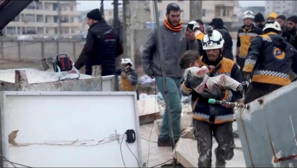 Terremoto na Turquia e na Síria: crianças são resgatadas em meio à destruição