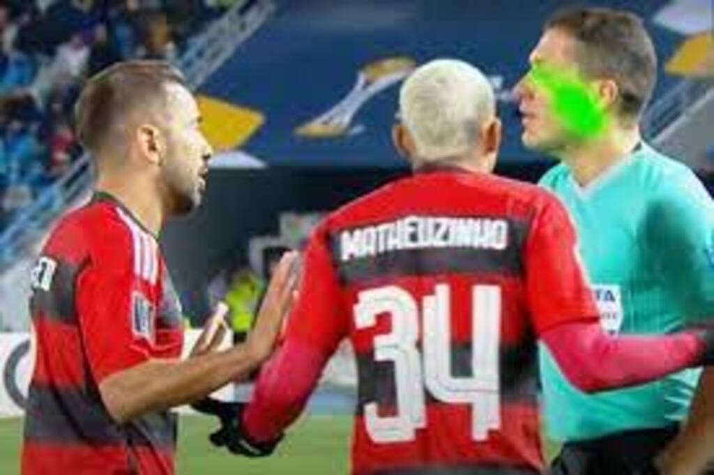 Torcida do Flamengo usa laser para atrapalhar rival e árbitro