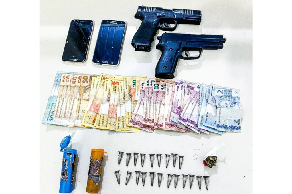 PM prende traficantes com drogas, dinheiro e simulacros de armas de fogo em Capivari de Baixo