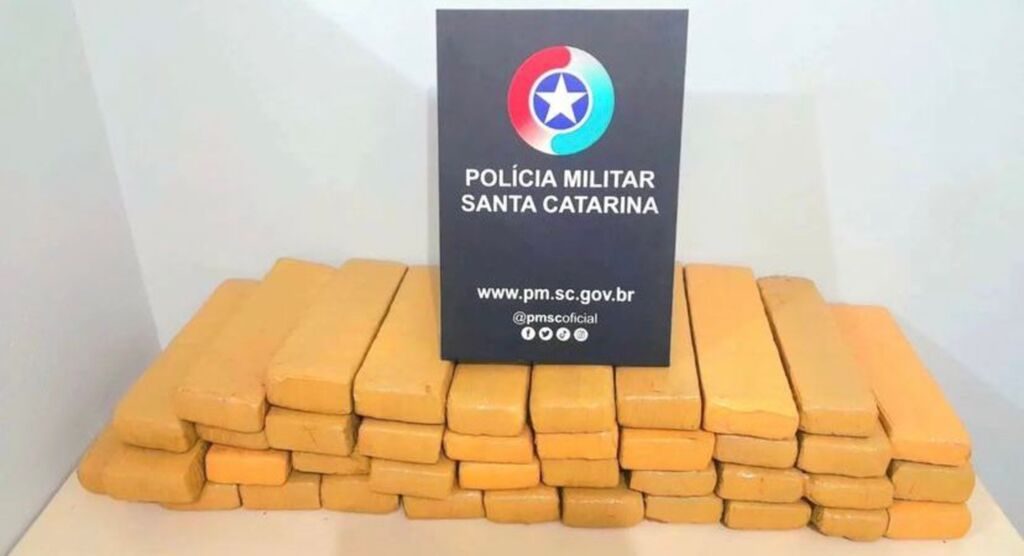 Homens não obedecem ordem de parada da PM e fogem deixando 20 kg de maconha