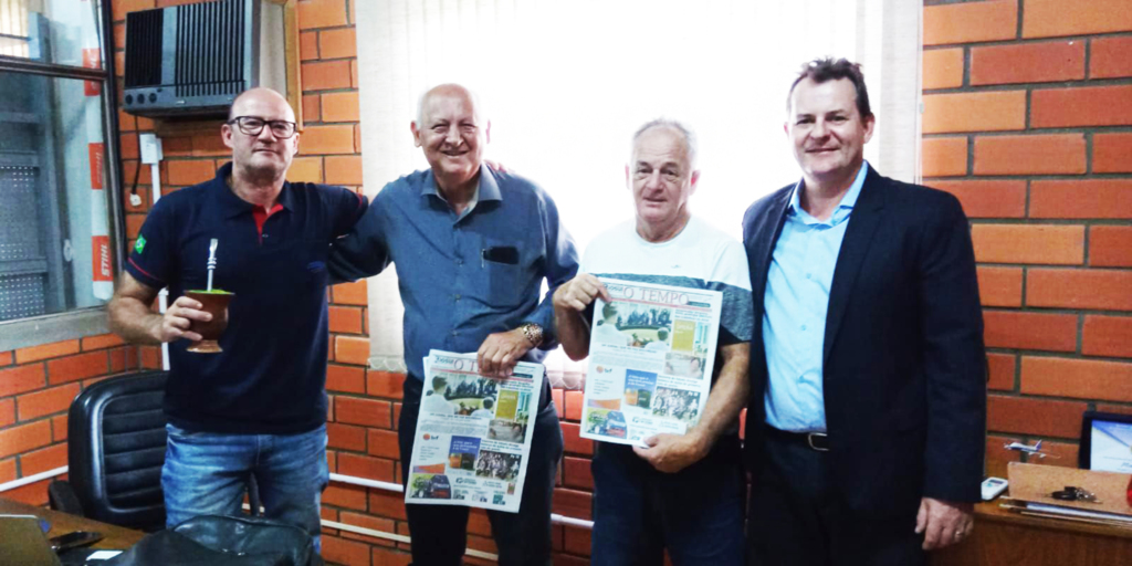  - Legenda da foto: Daniel, Cide, Enio e Zanluca, na Cooperavisu, agora também com loja de material de construção.