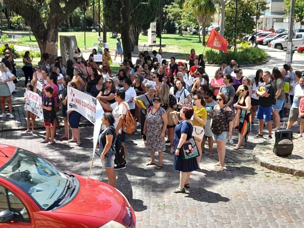 (Foto: Divulgação) - Manifestantes fecharam a rua por 10 minutos em protesto