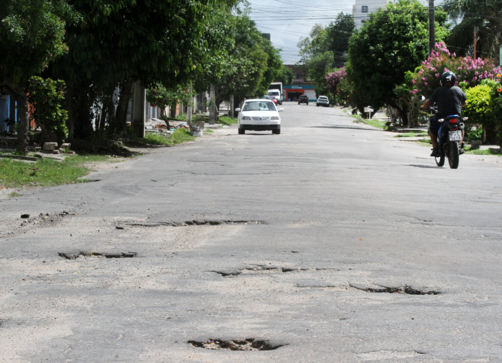 Jô Folha - DP - Desde outubro a população aguarda a solução para buracos em algumas ruas do município
