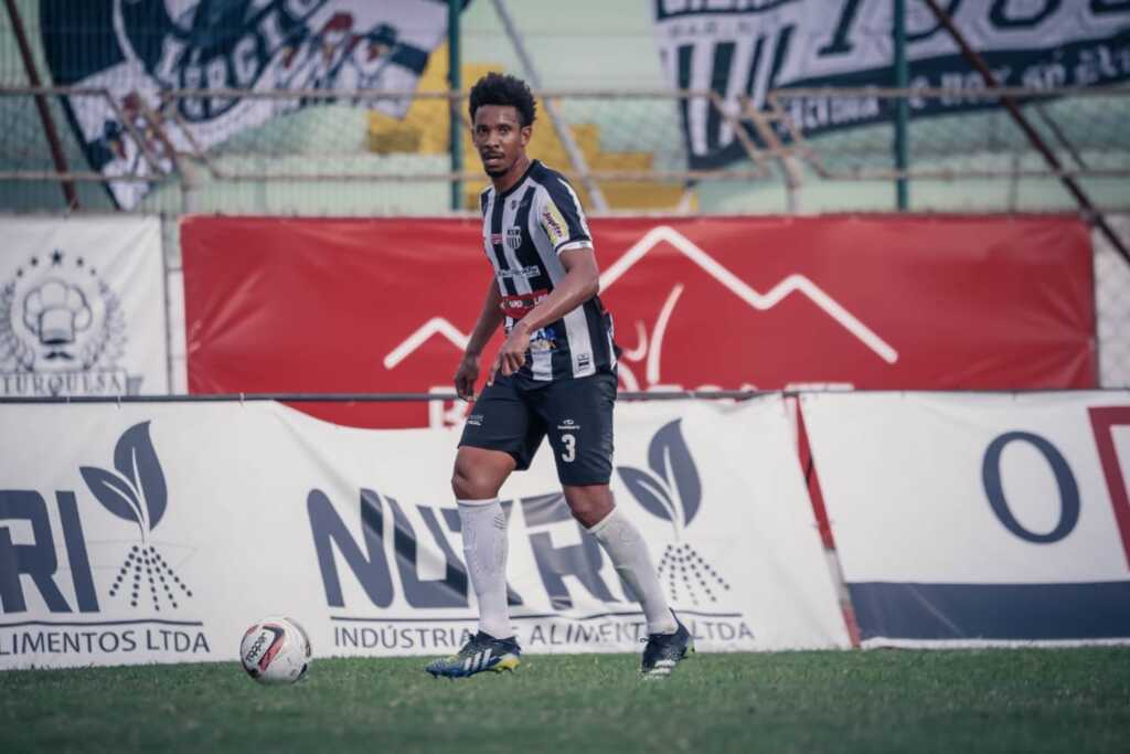 (Foto: Divulgação) - Jogador conquistou o acesso para a segunda divisão paranaense pelo Grêmio Maringá, em 2022