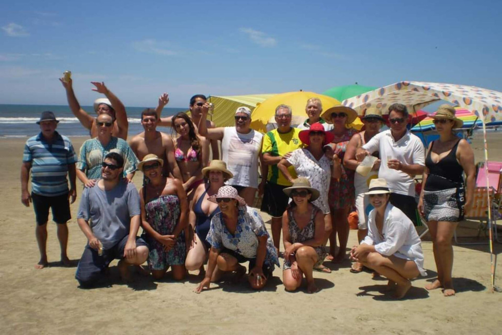 Bocha é tradição e esporte que reúne amigos na beira da praia