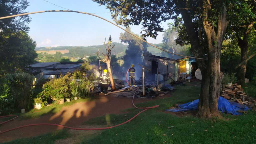 Casa é completamente consumida pelo fogo