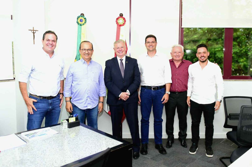 Foto: Assessoria do Governador - Governador Jorginho Mello, Deputado Berlanda, Presidente do Pl de Curitibanos, Rodrigo da Costa e assessoria do Deputado Berlanda.