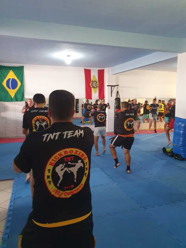 https://suitacdn.cloud-bricks.net/fotos/645465/file/desktop/Encontro%20Faixas%20Pretas%20de%20Kickboxing%20em%20Lages%2003.jpeg?1675963249